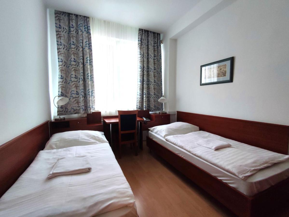Hotel Jurki Dom บราติสลาวา ภายนอก รูปภาพ