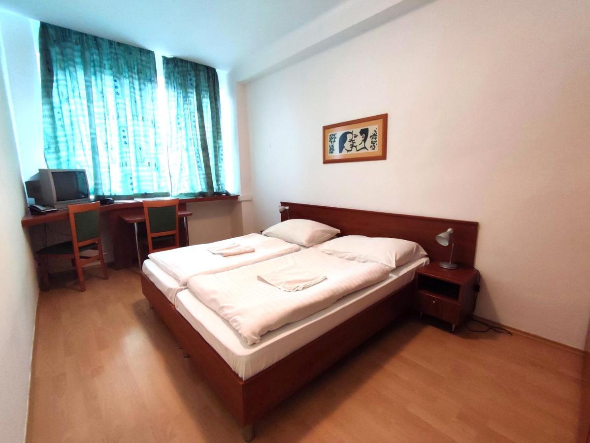 Hotel Jurki Dom บราติสลาวา ภายนอก รูปภาพ