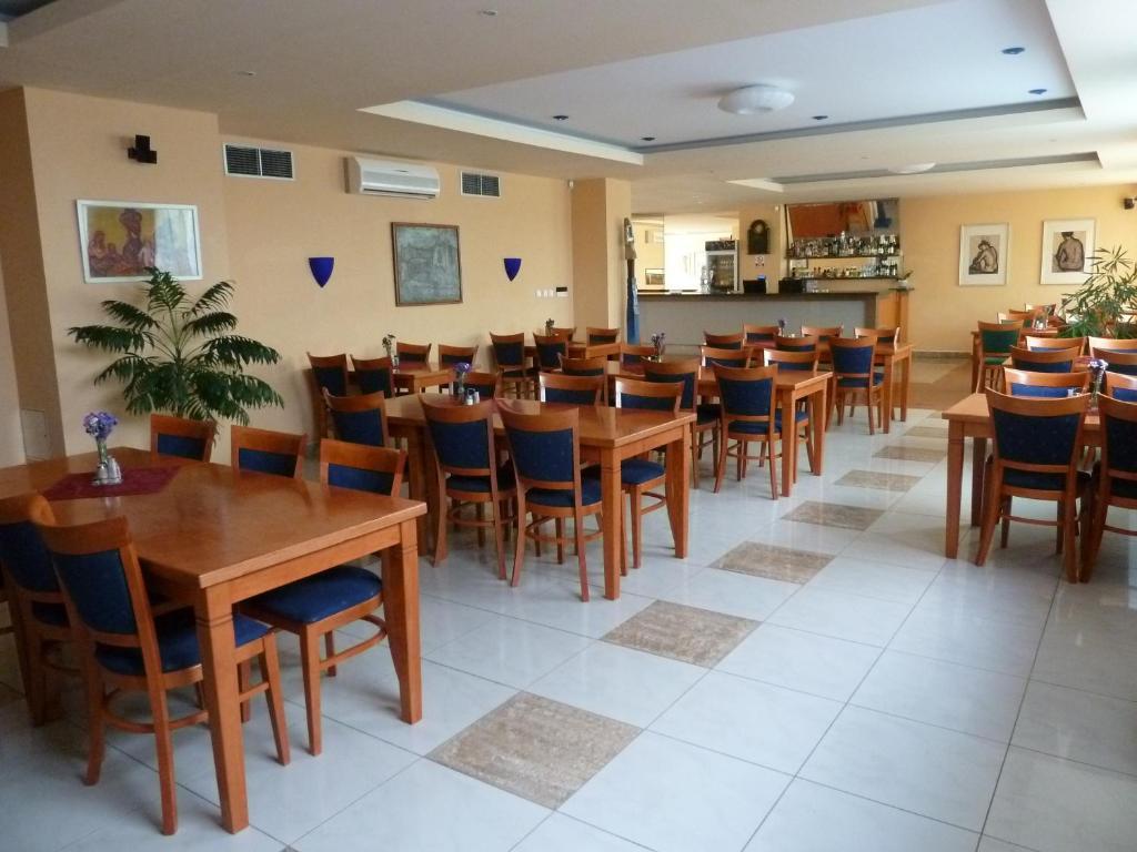Hotel Jurki Dom บราติสลาวา ภายนอก รูปภาพ